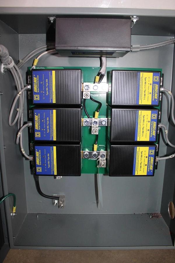 Used SQUARE D SURGELOGIC SURGE PROTECTOR TVS2MEMA27ASWT 3-PHASE ENCLOSURE 3R