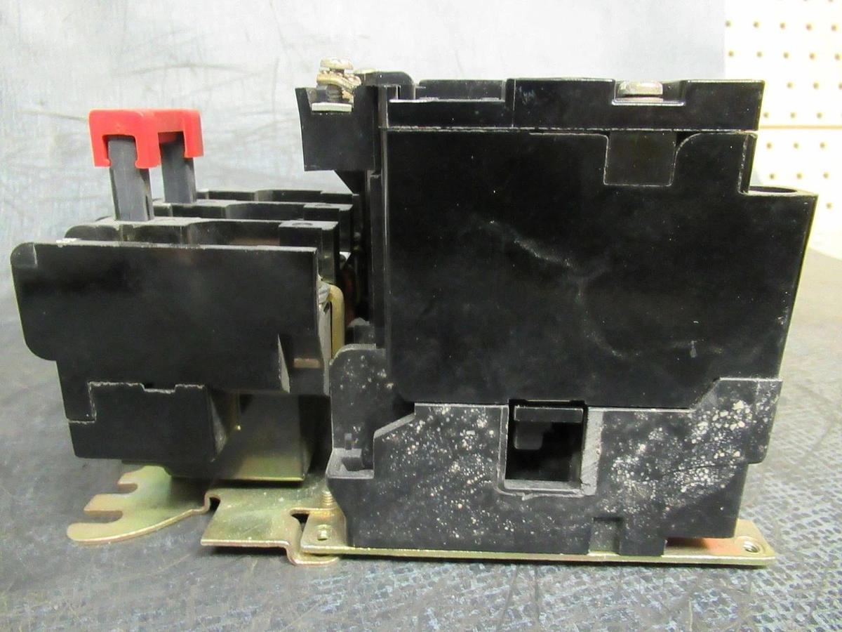 Used SQUARE D STARTER 8536SC0-3 FORM: C5X4 NEMA 1 600V 30A 3-PHASE 10HP 3-POLE
