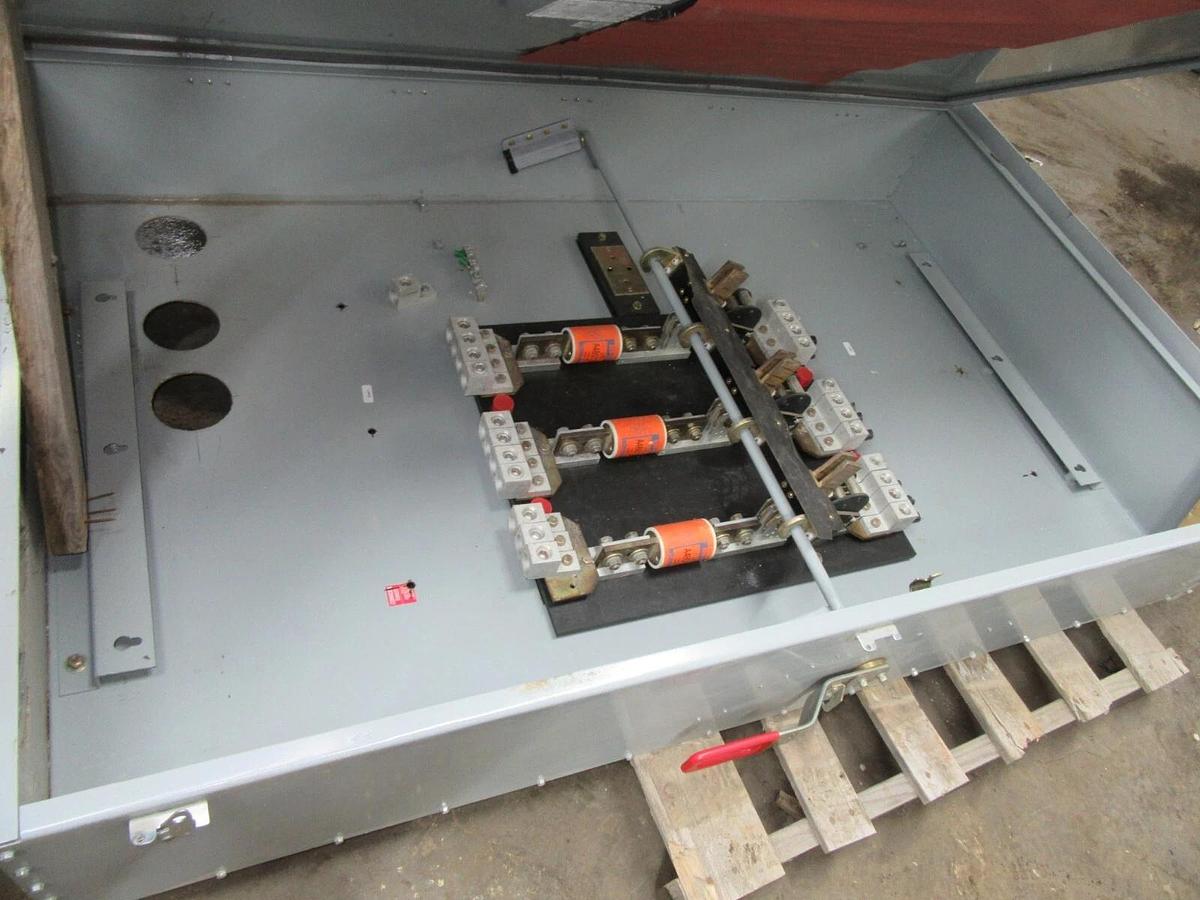 Used GE 1200 AMP HEAVY DUTY FUSIBLE SAFETY SWITCH 600 / 480 VAC CAT# TC72368R NEMA 3R