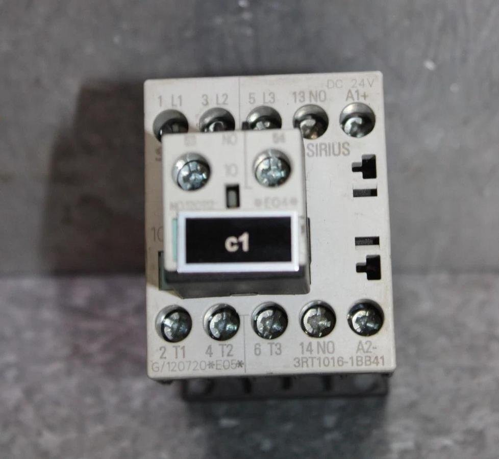 Used SIEMENS SIRIUS CONTACTOR 3RT1016-1BB41 600 VAC 20 AMP 7.5 HP W/ 3RH1911-1AA10