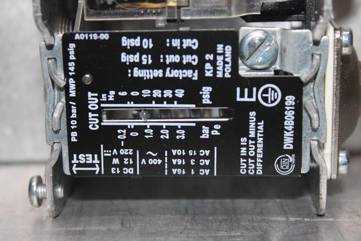 Used DANFOSS DIFFERENTIAL PRESSURE SWITCH X13200305-01 DWK4B06199 400 VAC 16 AMP