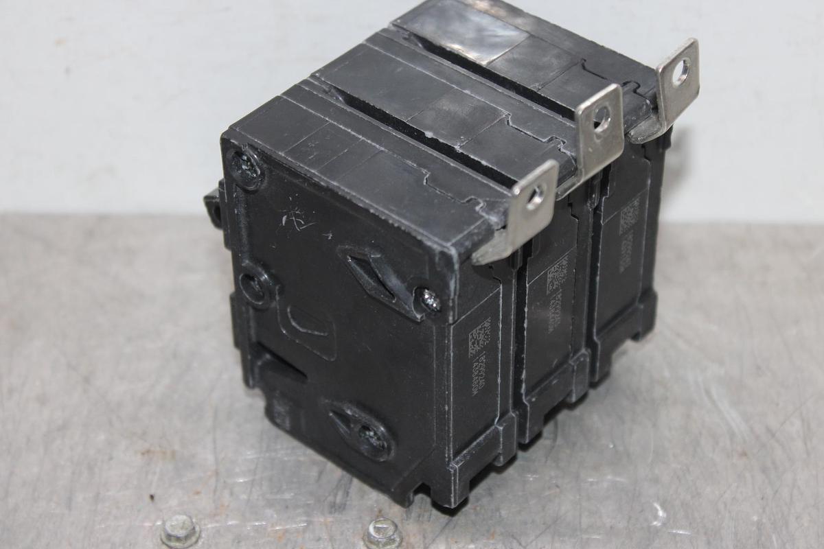 LOT OF 2 NEW SURPLUS SIEMENS BREAKER B220 20 AMP 120/240V 2-POLE