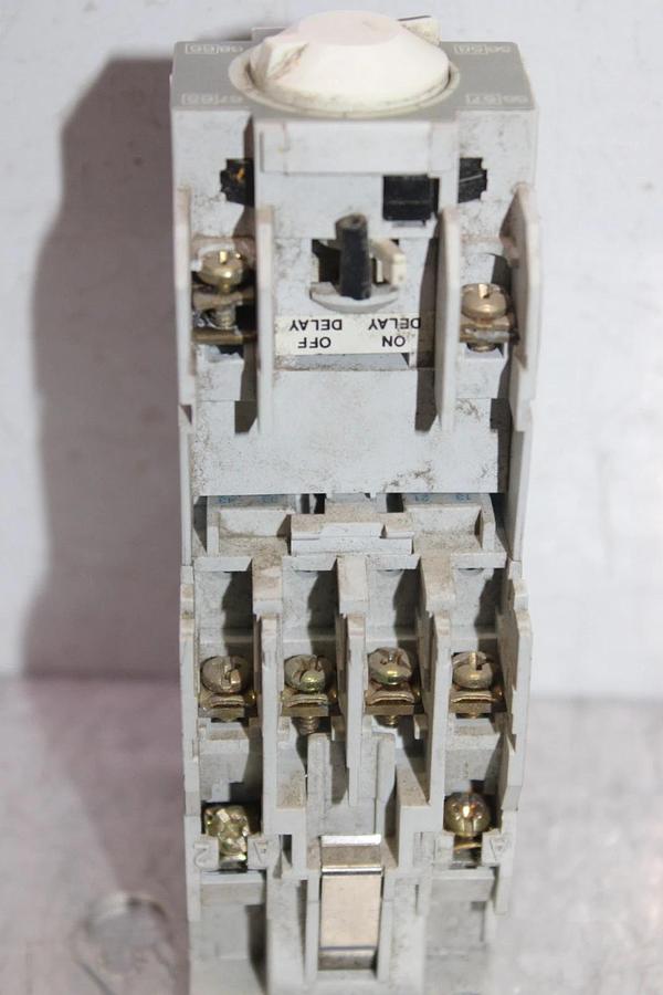 Used CUTLER HAMMER D15CR31 CONTACTOR W/ C320TP2 TIMING RELAY 10-180 SECOND