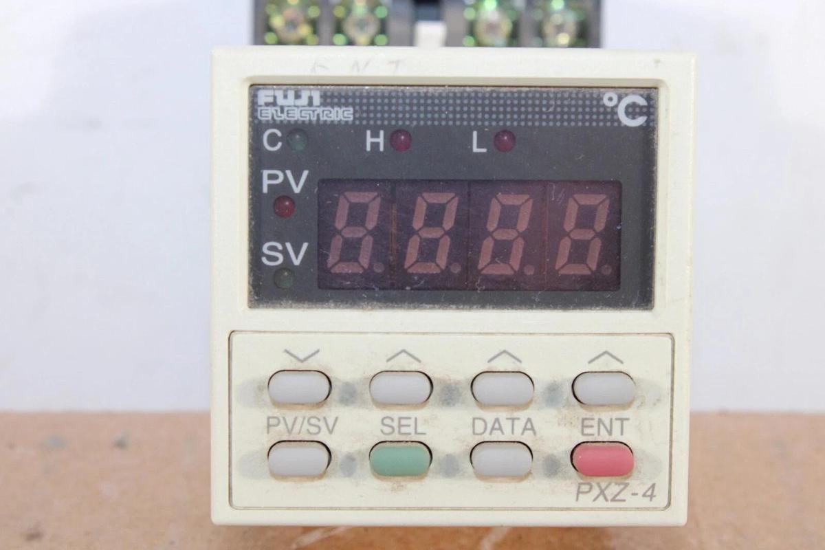 Used FUJI ELECTRIC TEMPERATURE CONTROLLER PXZ4PBY2-0B000 24 VAC 15 VA