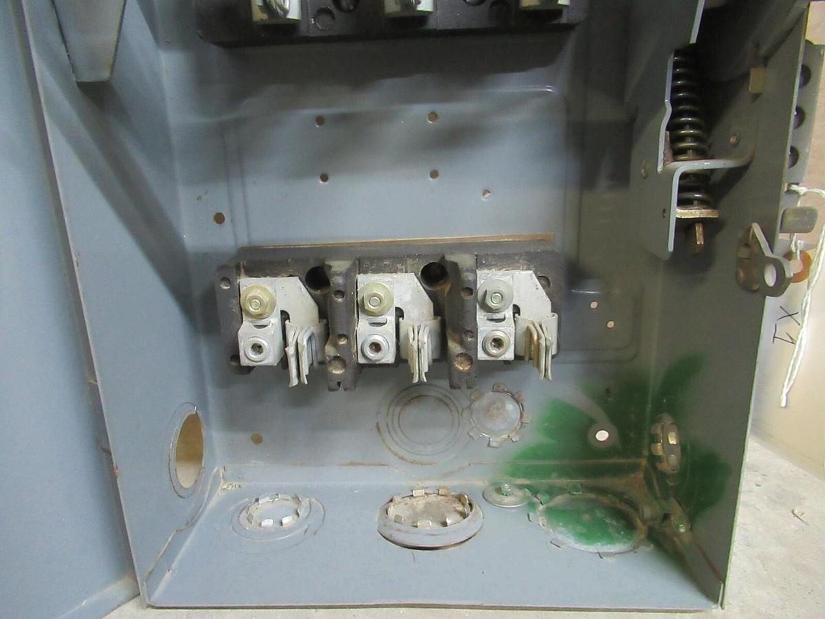 Used SQUARE D SAFETY SWITCH TYPE 1 ENCLOSURE 100 AMP 60 HP 600 VAC 3-POLE
