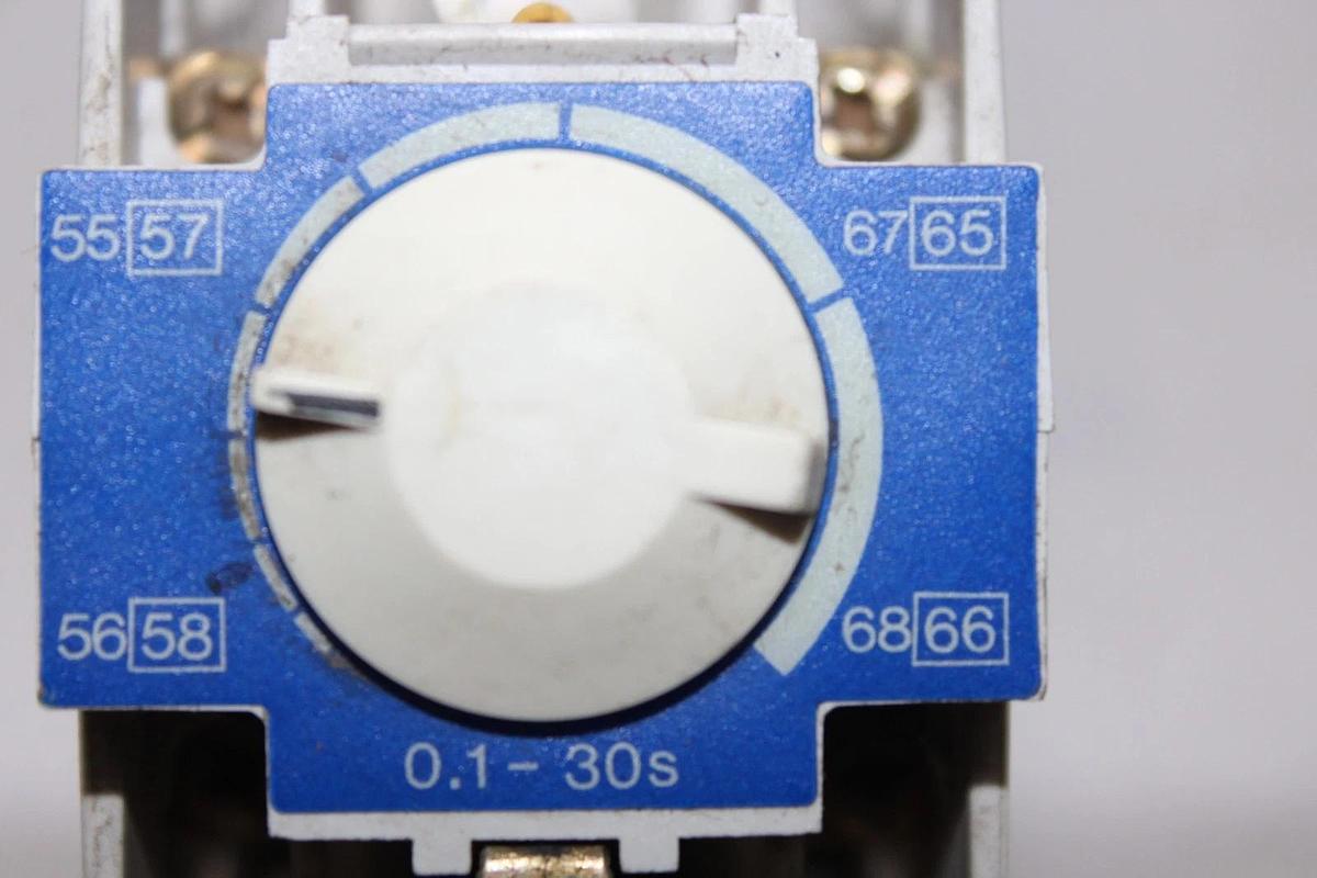 Used CUTLER HAMMER D15CR31 CONTACTOR W/ C320TP1 TIMING RELAY 0.1-30 SECOND