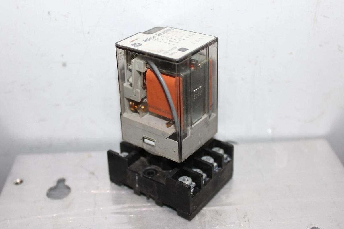 Used ALLEN BRADLEY RELAY 700-HAX2A1 240 VAC 6 AMP **WARRANTY INCLUDED**