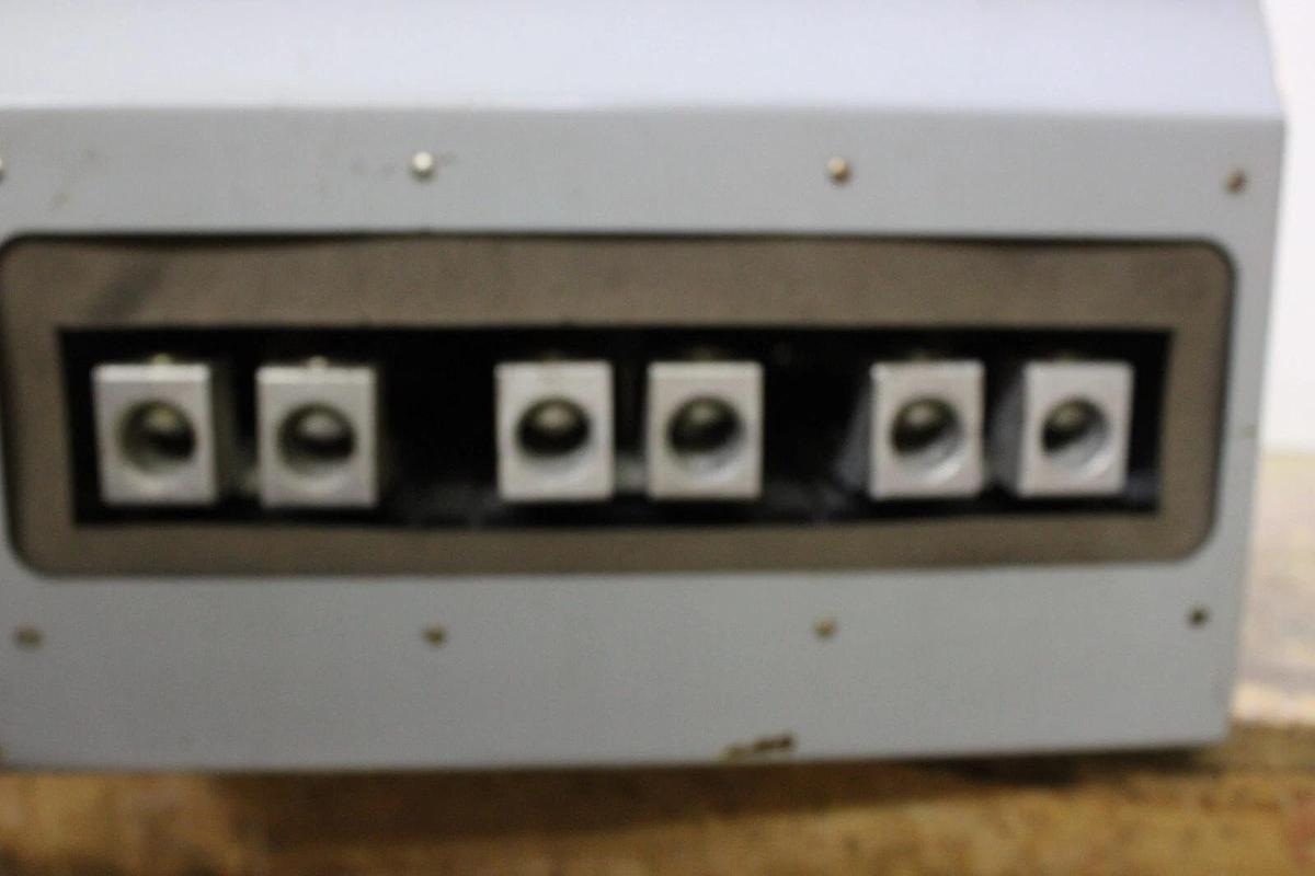 Used ITE VACU-BREAK DISCONNECT SWITCH V7H3206 600 AMP 240 VAC 3-POLE 3-PHASE 200 HP