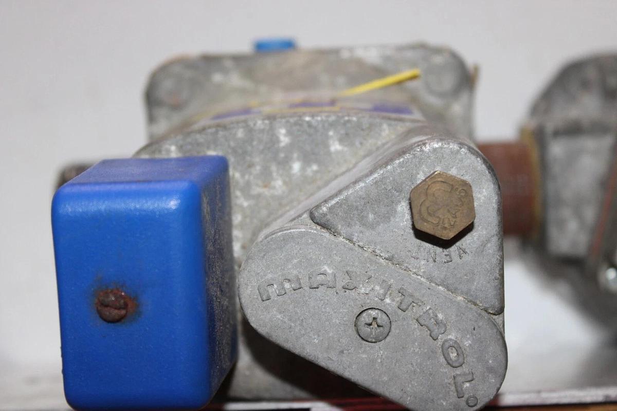 Used ROBERTSHAW GAS VALVE 7000DERHC 0.5 PSI W/ MAXITROL SELECTRA MODULATING VALVE