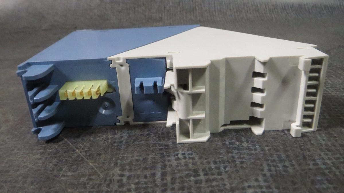 Used SIEMENS APOGEE TERMINATION MODULE WITH BASE  MODEL: PTM6.2Y420  **WARRANTY**