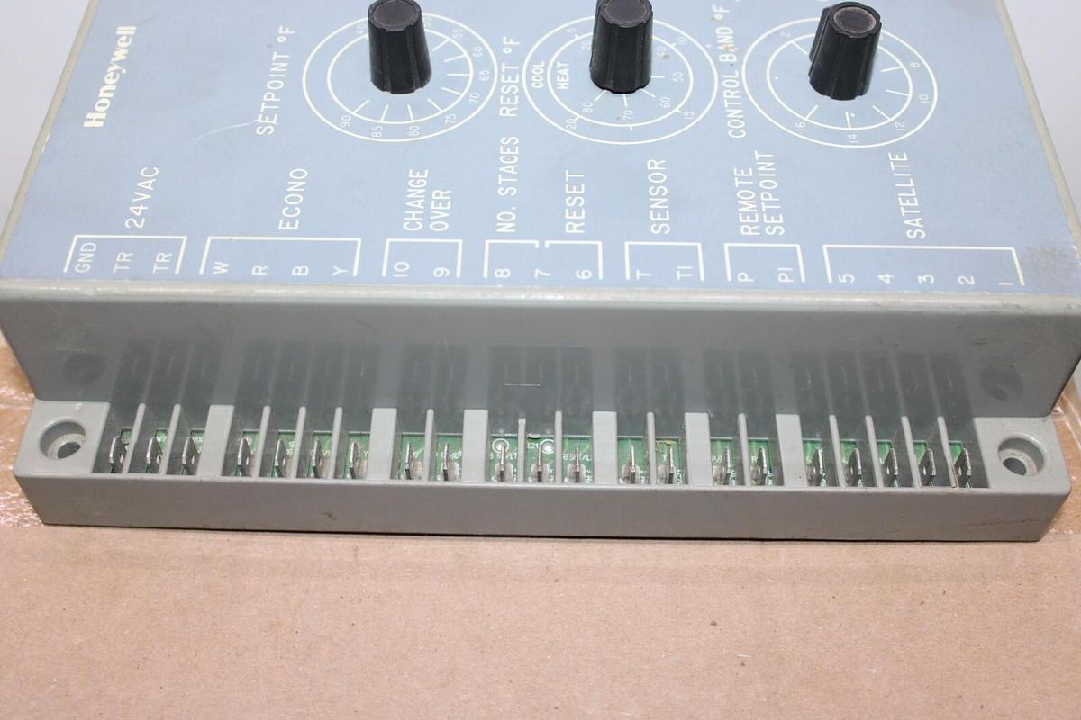 Used HONEYWELL CHILLER CONTROL MODULE 13650306-00 W7900A1014 229927F 24 VOLT 12 VA