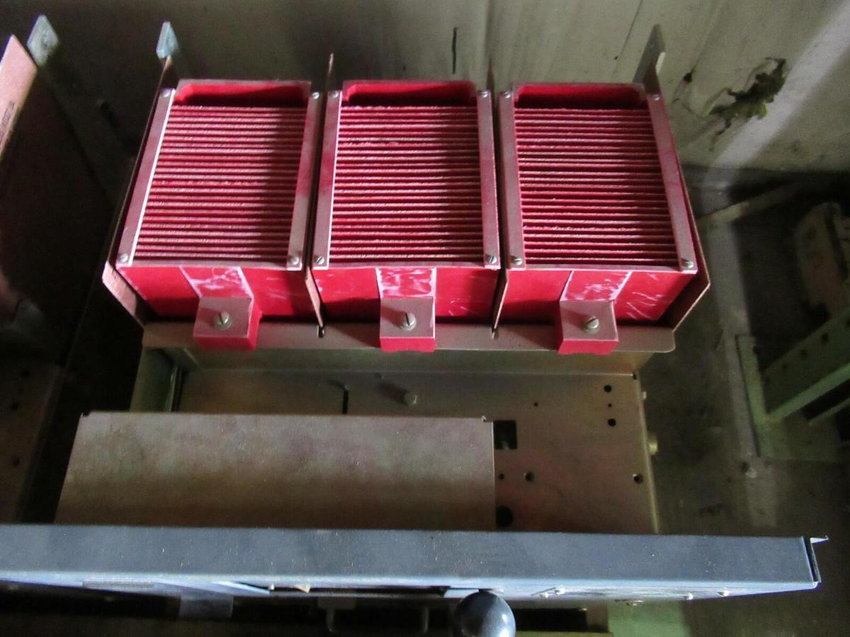 Used SQUARE D LOW VOLTAGE CIRCUIT BREAKER DS-206S 800 AMP FRAME 300 AMP TRIP 635V MAX