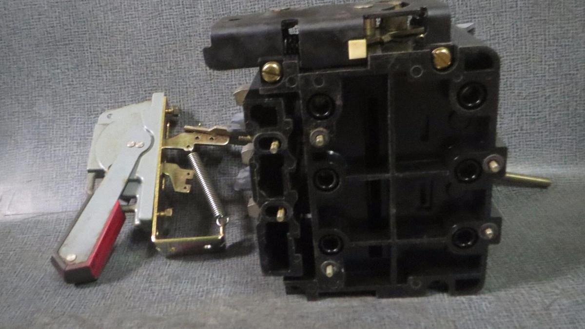 Used ALLEN BRADLEY FUSIBLE DISCONNECT SWITCH 60 AMP 600V 3 POLE MODEL: 1494V-DS60
