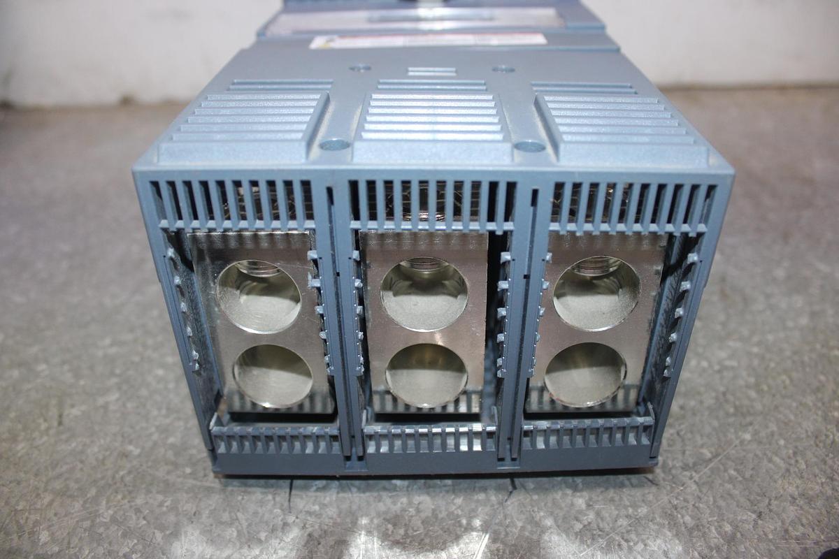 SIEMENS CIRCUIT BREAKER 3VA4130-4ED34-0AA0 30 AMP 600 VAC 3-POLE