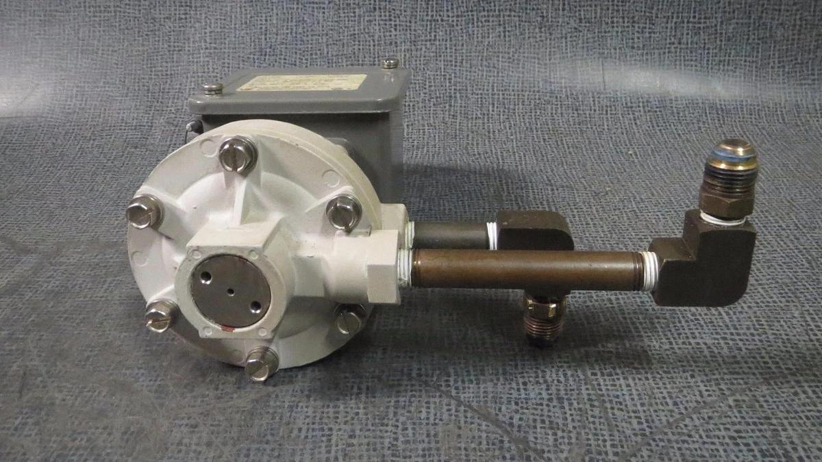 UNITED ELECTRIC NEMA 4X DIFFERENTIAL PRESSURE SWITCH H105K-457-9942 0-30 PSID