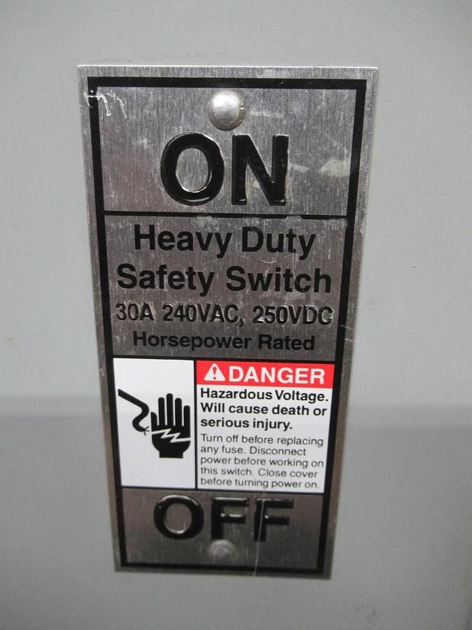 NEW SURPLUS SIEMENS HEAVY DUTY FUSIBLE SAFETY SWITCH HF221NR 30 AMP 240 VAC