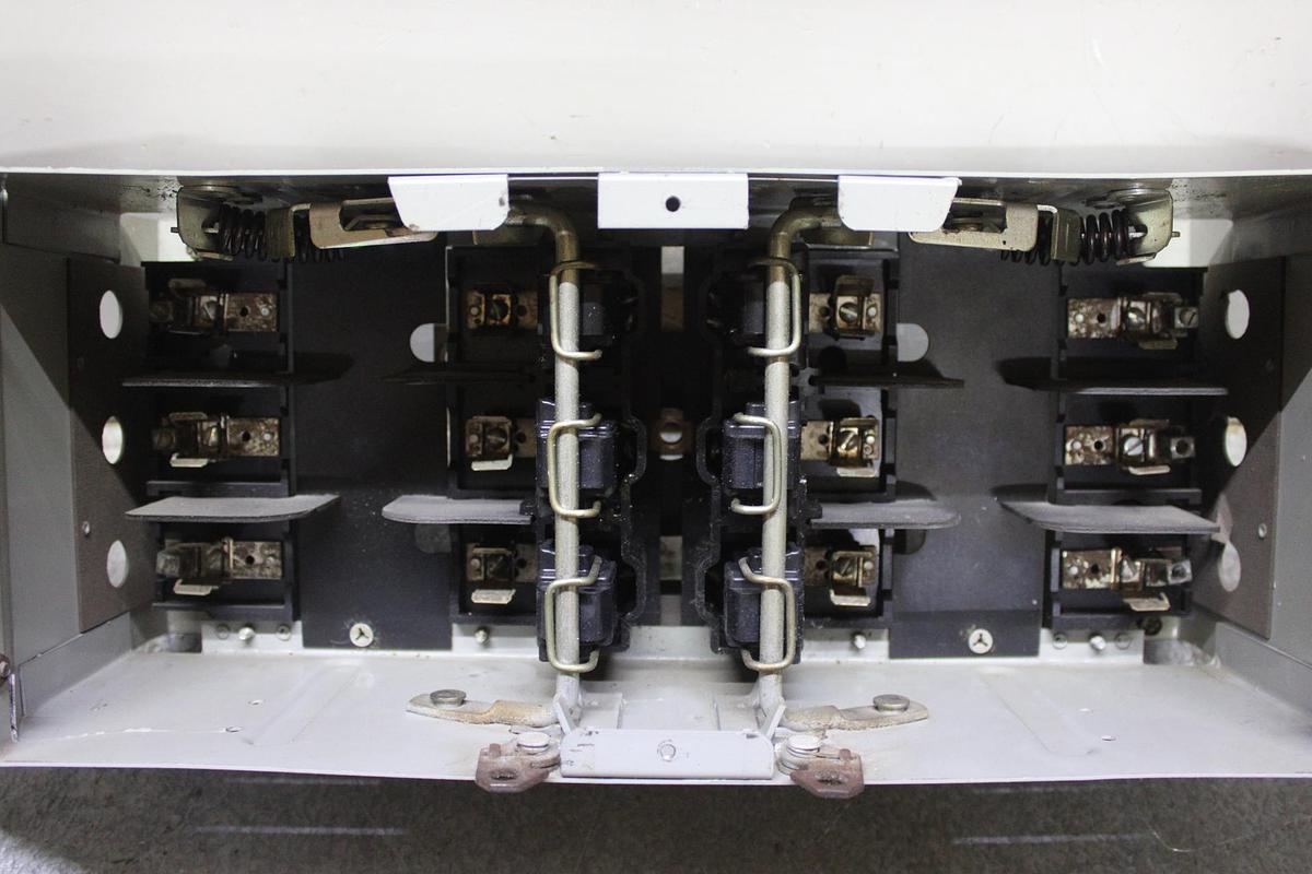 Used ITE TWIN VACU-BREAK FUSIBLE PANELBOARD SWITCH V7E3611 600V 30A
