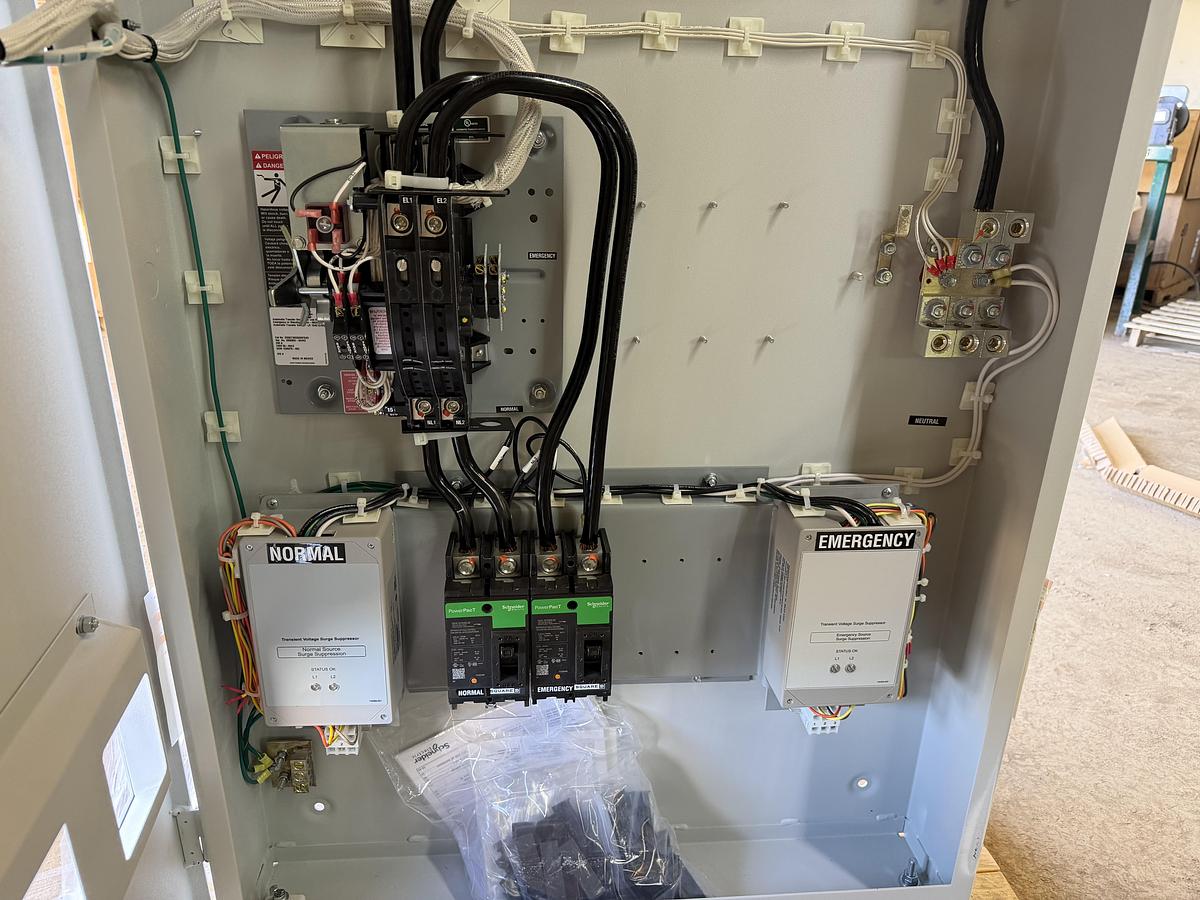 NEW ASCO AUTOMATIC TRANSFER SWITCH 480V 3-PHASE D03ATSA30200NGXF NEMA 3R