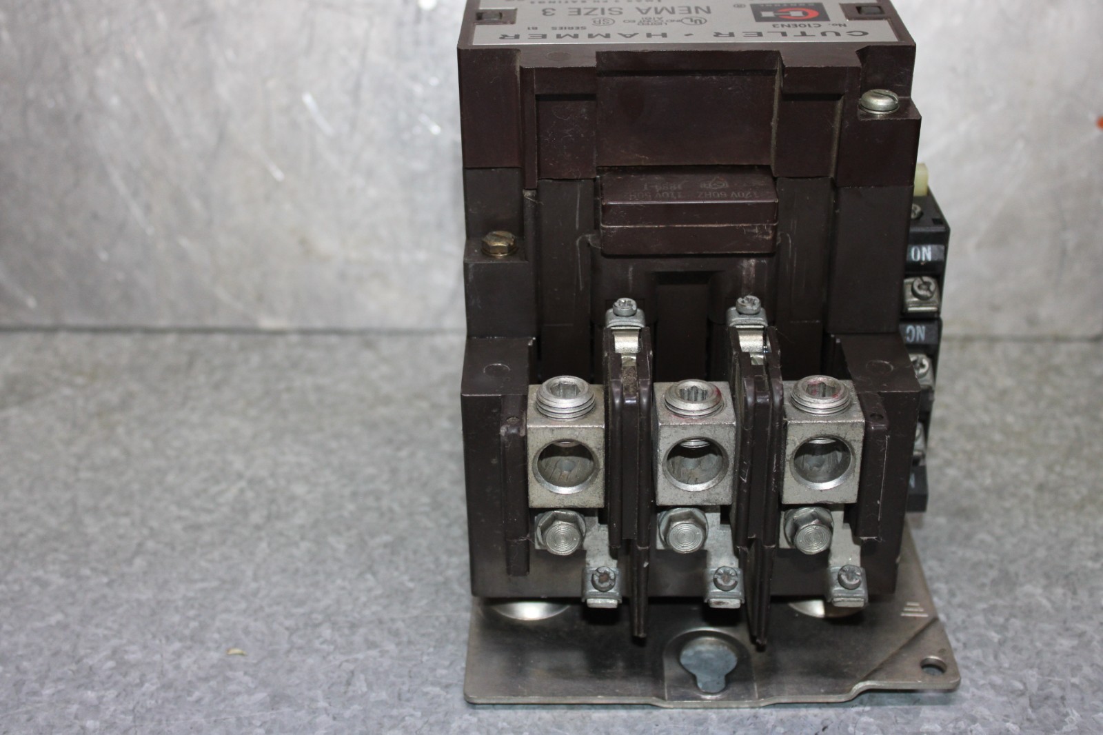 Used CUTLER-HAMMER CONTACTOR C10EN3 NEMA SIZE 3 90 AMP 600 VAC 3-POLE COIL: 120 V