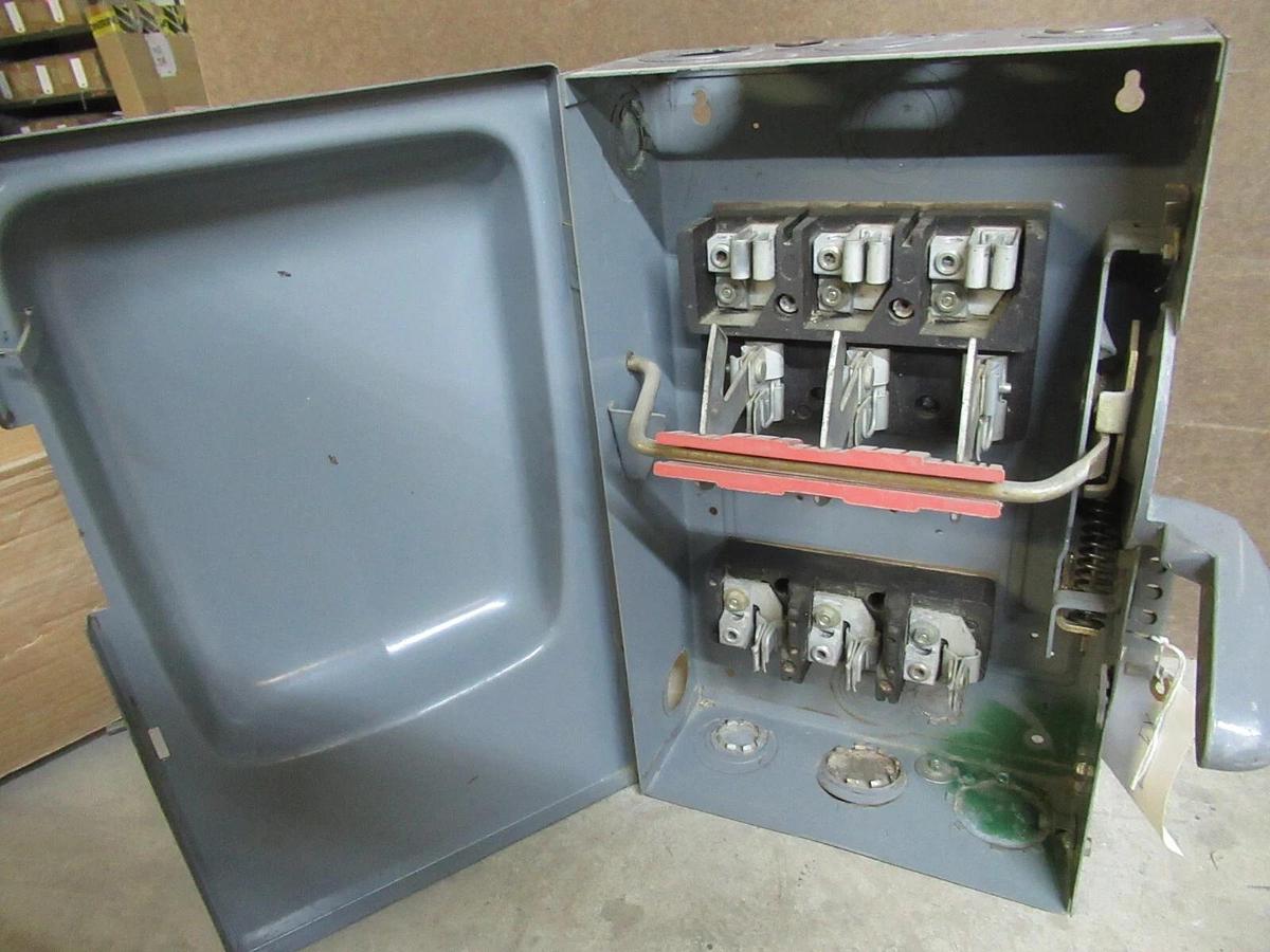 Used SQUARE D SAFETY SWITCH TYPE 1 ENCLOSURE 100 AMP 60 HP 600 VAC 3-POLE