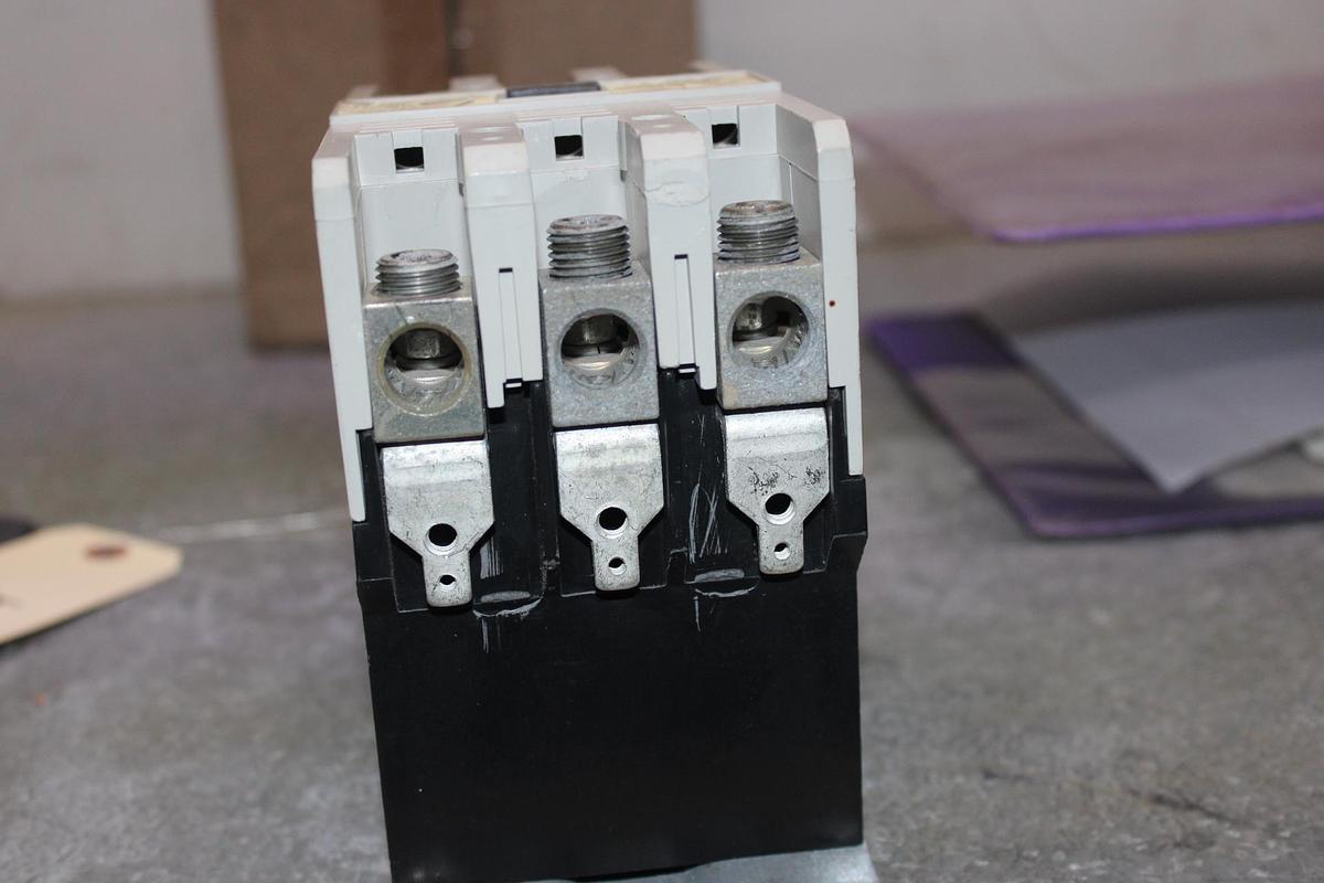NEW SURPLUS SIEMENS CIRCUIT BREAKER B330 30 AMP 240 VAC 3-POLE