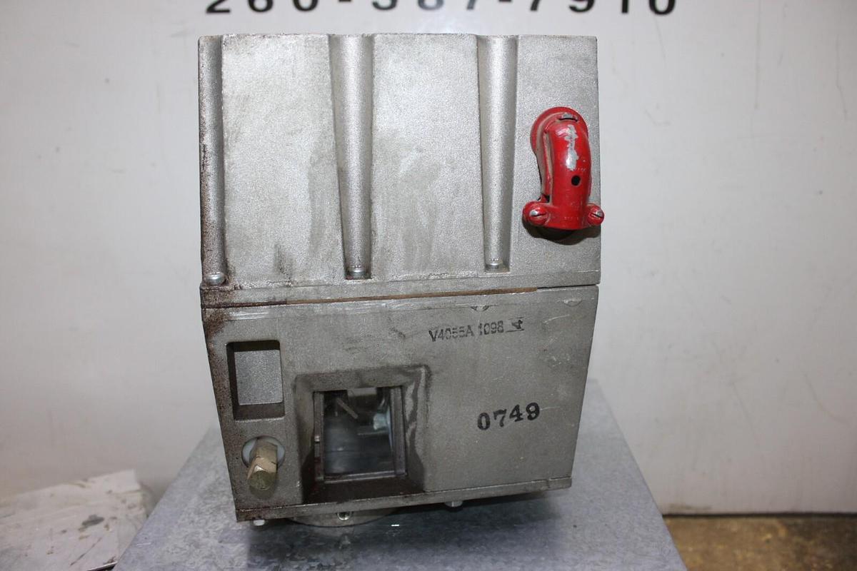 Used HONEYWELL ACTUATOR FLUID POWER GAS VALVE V4055-1098 110/120 VOLT 1.57 AMP