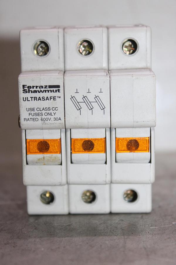 Used FERRAZ SHAWMUT SQUARE BODY PROTISTOR FUSE A065UD33TTI1800 650 VAC 1800 AMP