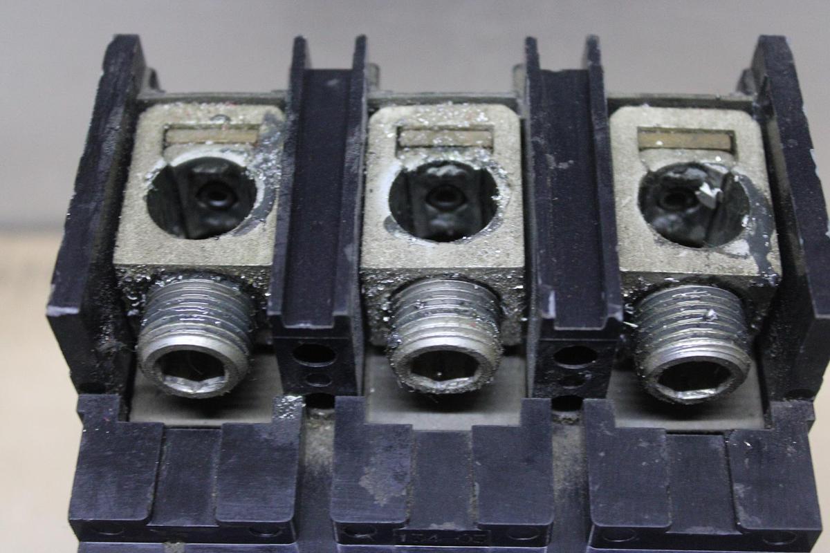 Used GENERAL ELECTRIC CIRCUIT BREAKER TQD32125 3-POLE 240 VAC 125 AMP