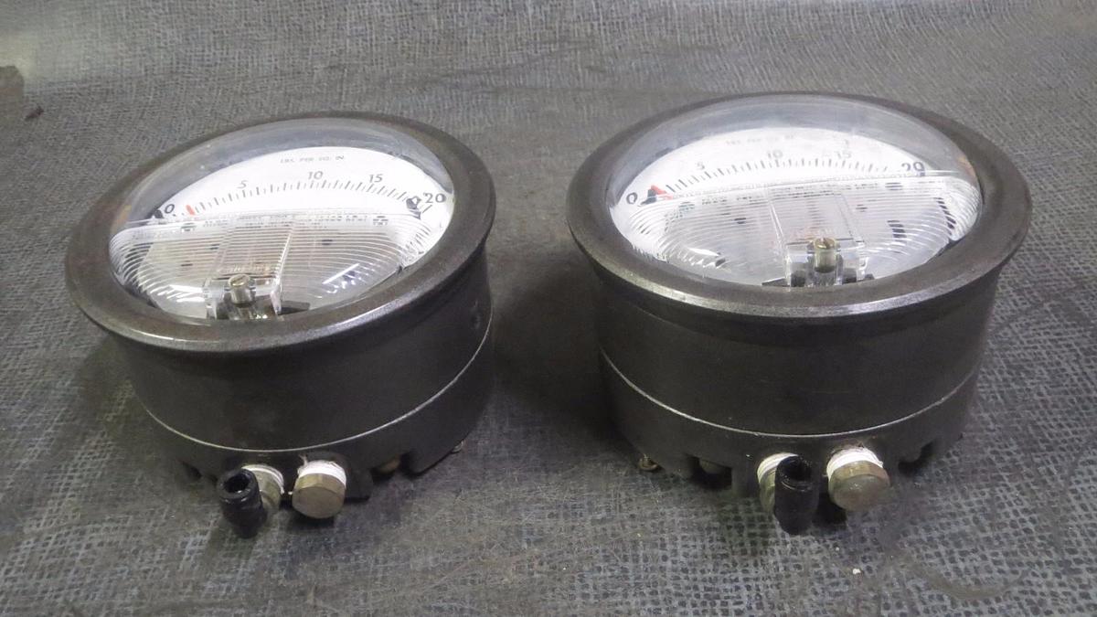 Used (1) DWYER CAPSUHELIC PRESSURE METER 500 PSIG (3400 kPa) MODEL: 4220C