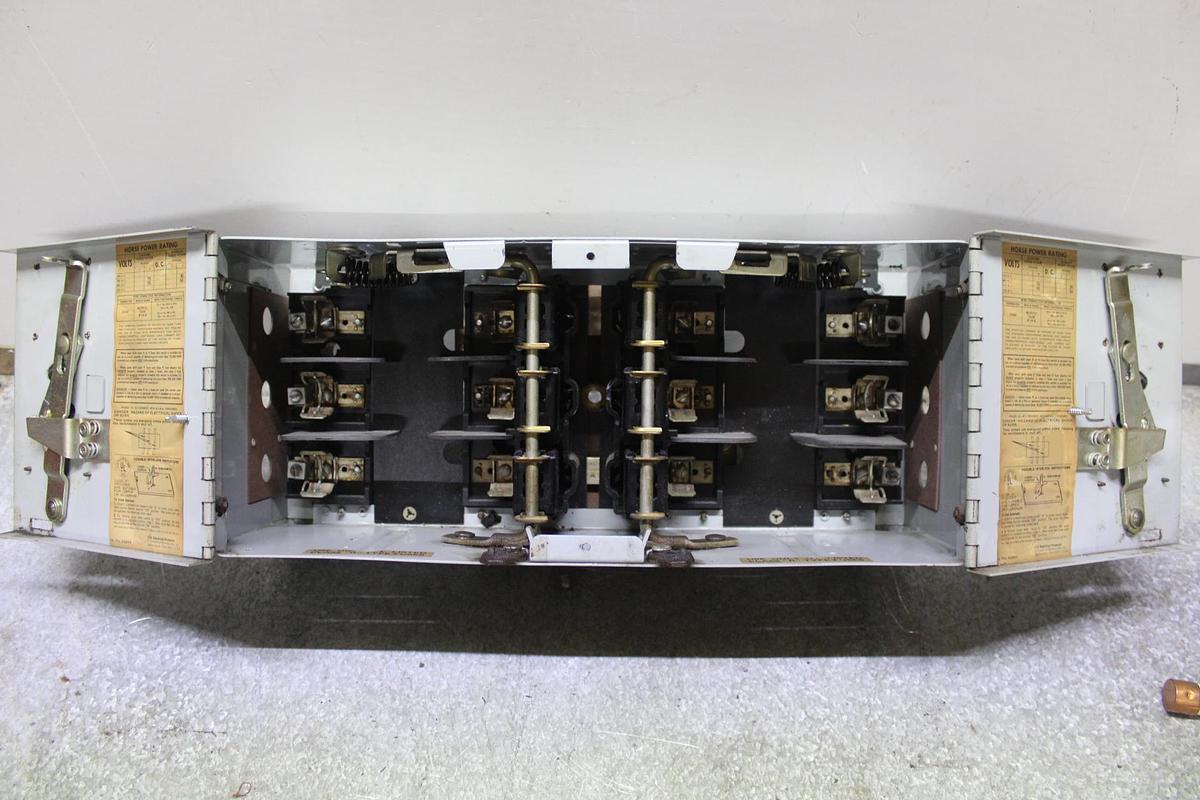 Used ITE TWIN VACU-BREAK FUSIBLE PANELBOARD SWITCH V7E3611 600V 30A