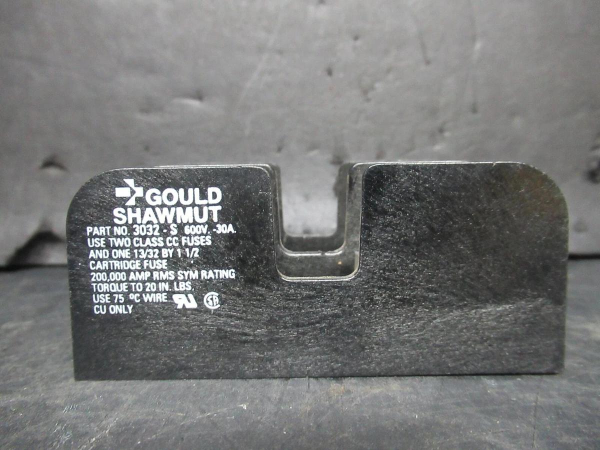 Used GOULD SHAWMUT TWO POLE FUSE BLOCK 3032-S 600 VOLT 30 AMP CLASS CC FUSES