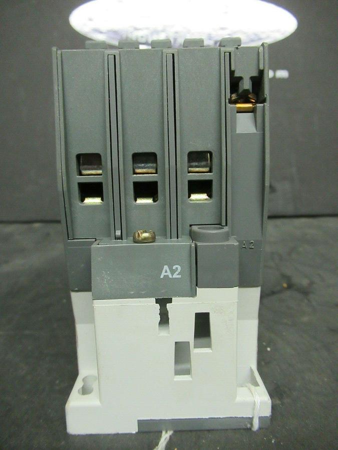 Used YORK IEC AC-1 CONTACTOR 024-31818-000 600 VAC 50 AMP 30 HP 120 VOLT COIL