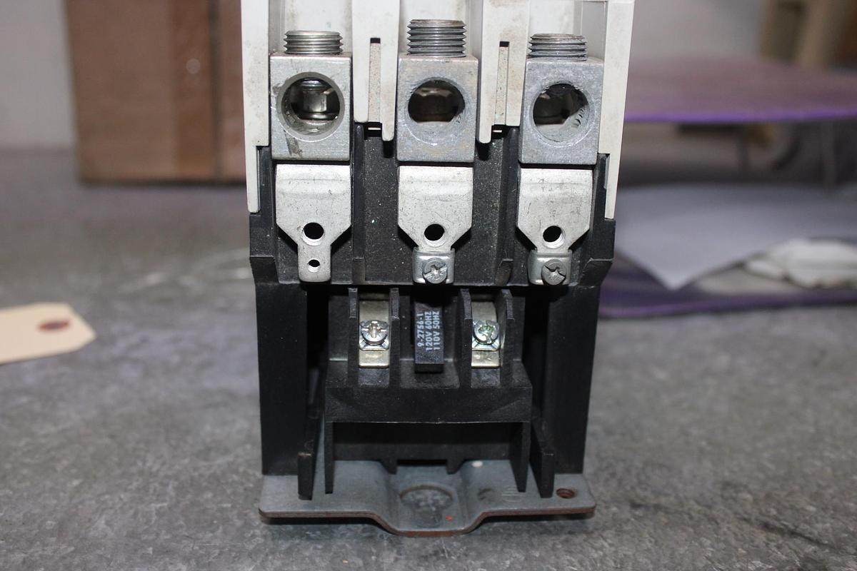 NEW SURPLUS SIEMENS CIRCUIT BREAKER B330 30 AMP 240 VAC 3-POLE