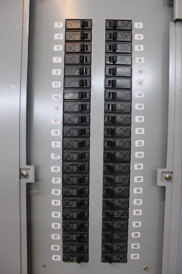 Used GENERAL ELECTRIC SERVICE PANELBOARD AB43B 225 AMP 208Y/120V 3-PHASE NEMA 1