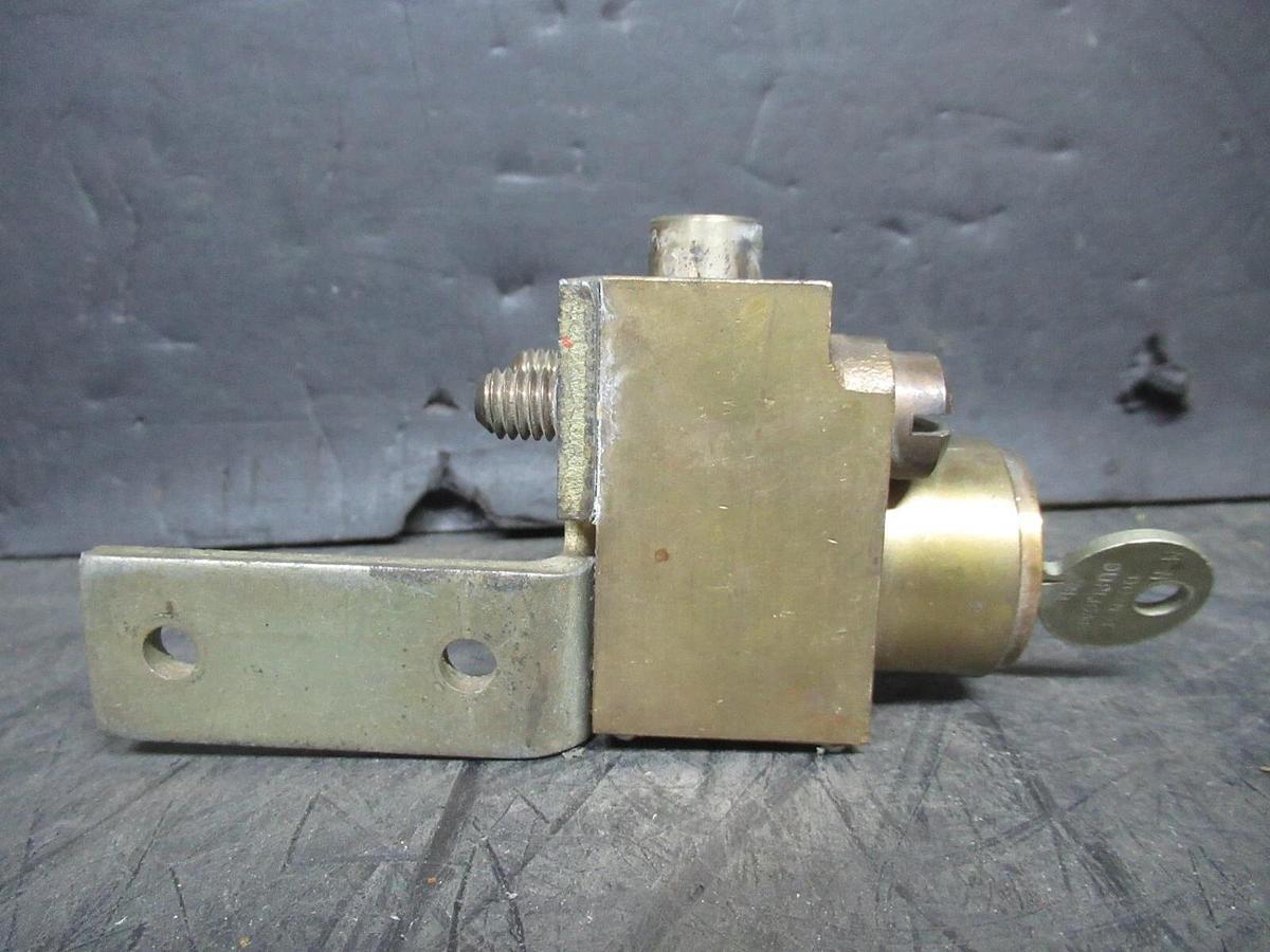 Used SUPERIOR INTERLOCK S105810Y PANEL LOCK AND KEY **WARRANTY INCLUDED**