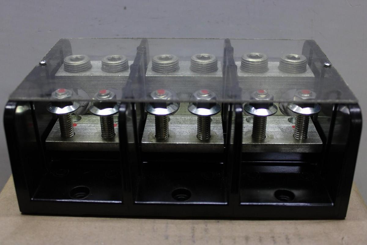 Used MARATHON POWER DISTRIBUTION LUG TERMIAL 1453599-5 600 VAC 760A 3-POLE W/ COVER