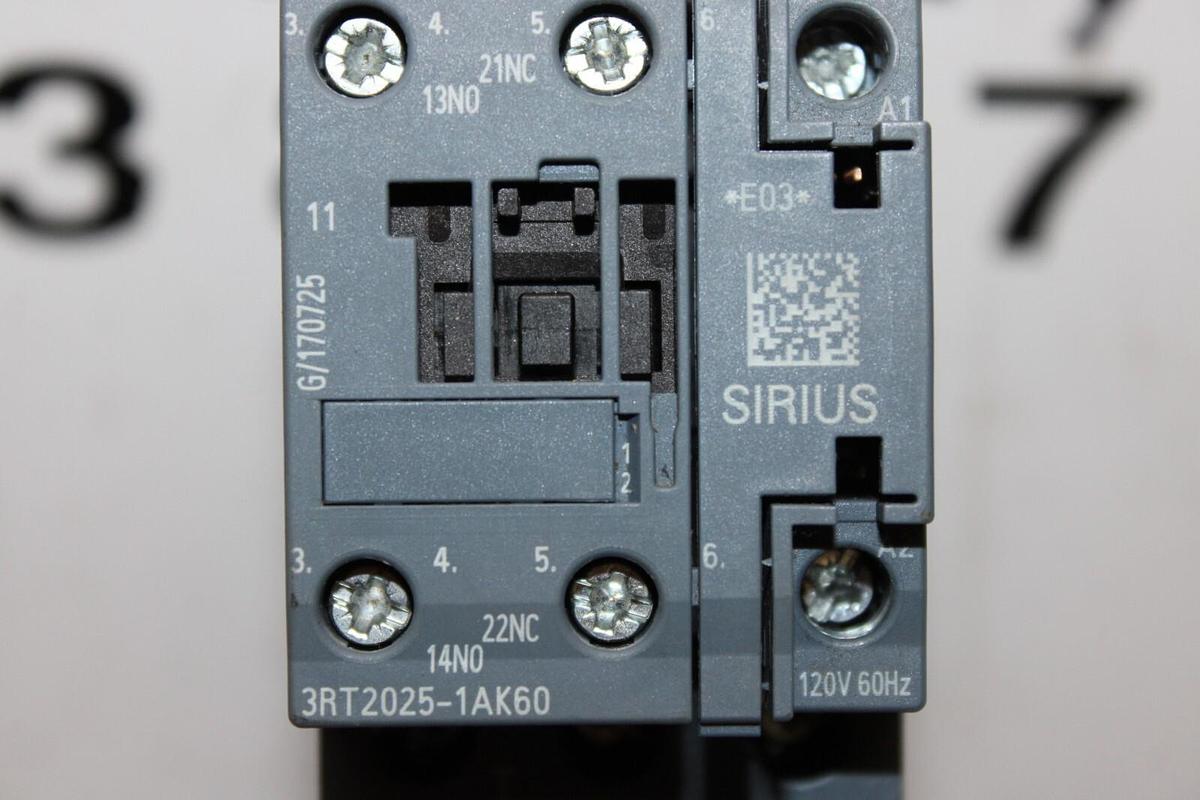 Used SIEMENS STARTER 3RB3026-2SB0 600 VAC 4 AMP W/ 3RT2025-1AK60