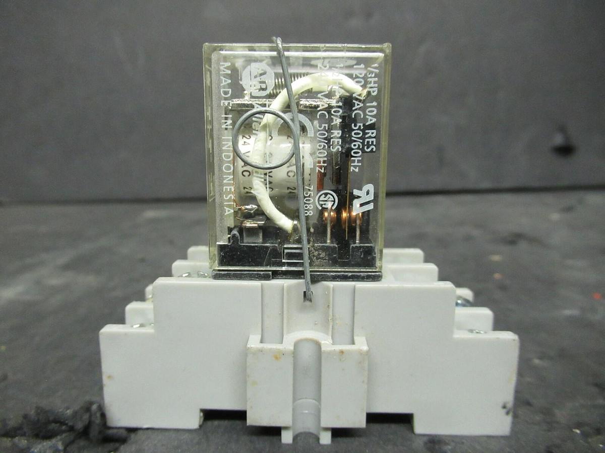 Used ALLEN BRADLEY RELAY AND BASE 700-HF32A24 SER. B W/ 700-HN116 SER. B BASE