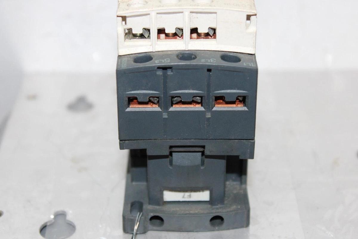 Used SCHNEIDER CONTACTOR LC1D18 32 AMP 600 VAC 3-POLE 3-PHASE 10 KW COIL: 110V