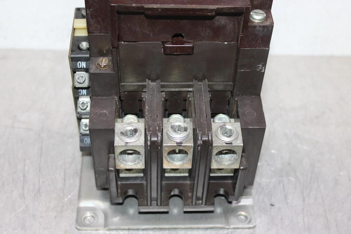 Used CUTLER-HAMMER CONTACTOR C10EN3 NEMA SIZE 3 90 AMP 600 VAC 3-POLE COIL: 120 V