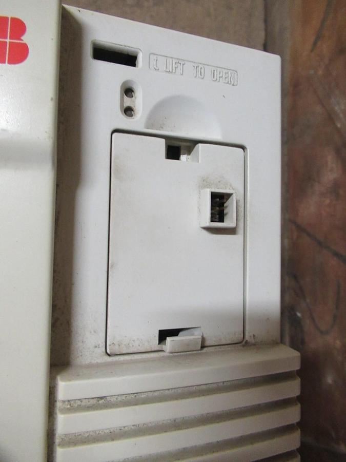 Used ABB VARIABLE SPEED DRIVE ACH401C00932 W/ BYPASS 7.5HP 3PHASE 480V 14.8A TYPE 1