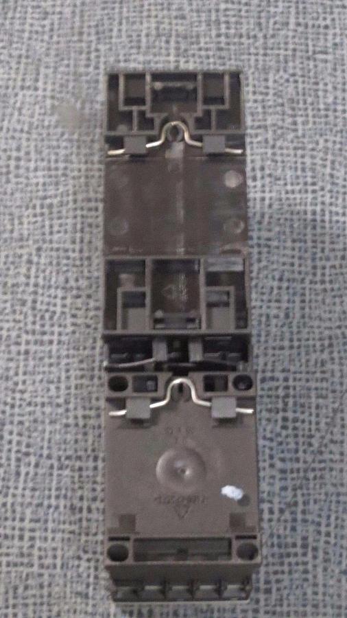 Used SIEMENS SIRIUS 3R STARTER SET 0.11-0.16 AMP 3RV1011-0AA15 WITH 3RT1016-1BB42