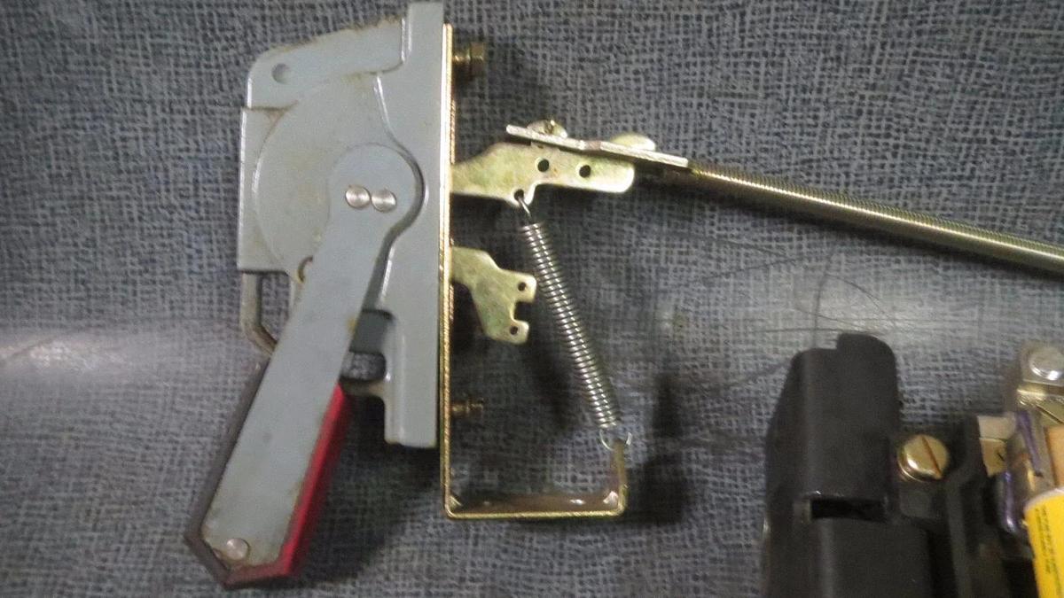 Used ALLEN BRADLEY FUSIBLE DISCONNECT SWITCH 60 AMP 600V 3 POLE MODEL: 1494V-DS60