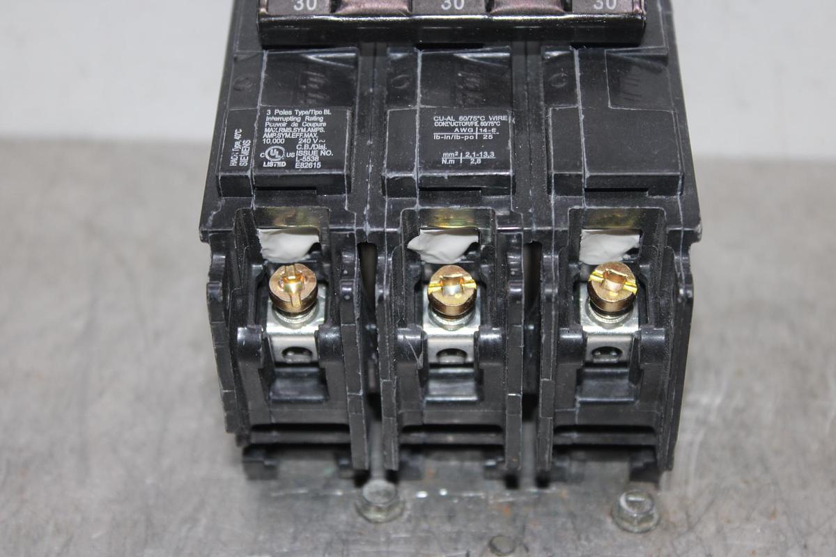 LOT OF 2 NEW SURPLUS SIEMENS BREAKER B220 20 AMP 120/240V 2-POLE