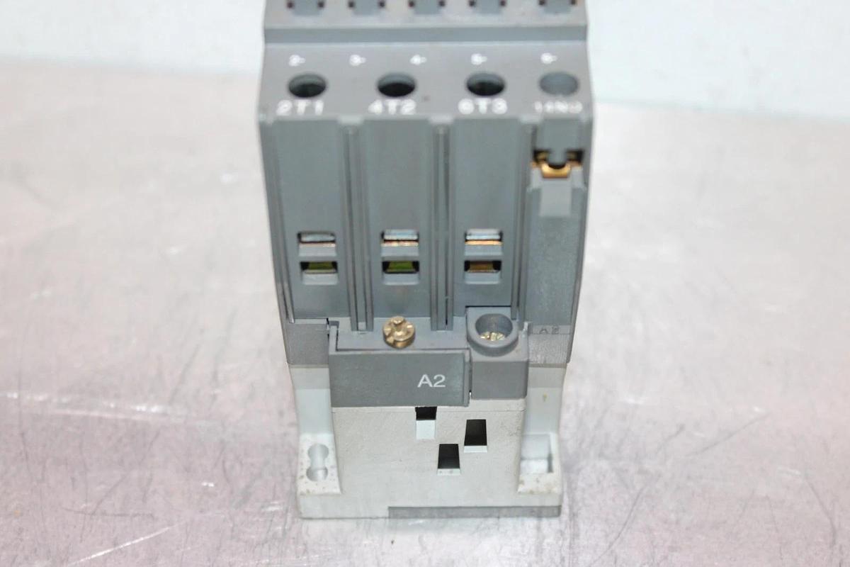 Used YORK CONTACTOR 024-31813-000 600 VAC 60 AMP 40 HP 3-POLE COIL: 110/120V