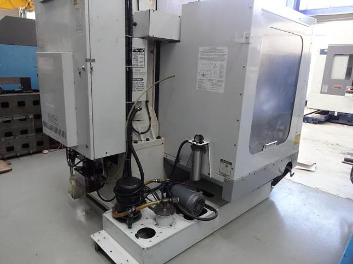 Utilisé Centre d’usinage vertical 3 axes Marque MIKRON – HAAS