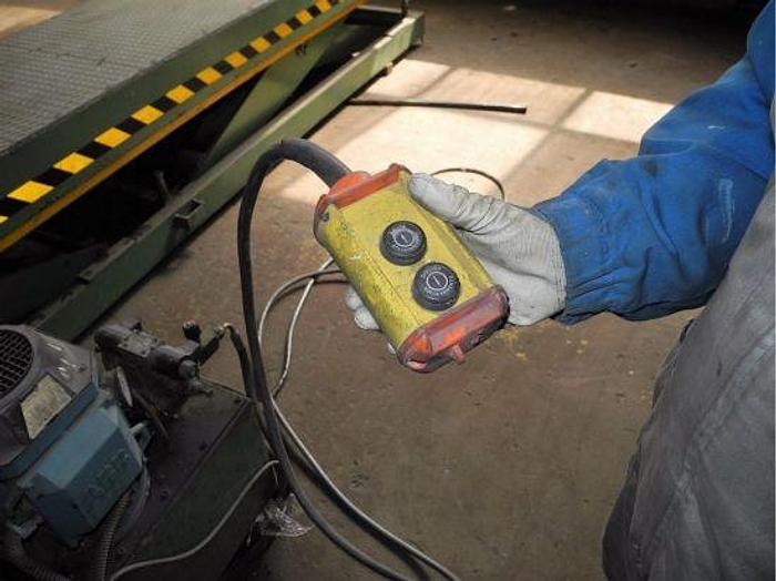 Usato Piattaforma elevatore C.F.M. 3000 Kg.