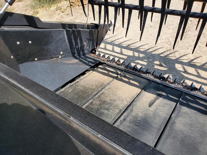 Used 2014 Macdon D65-D Draper Header ** Great for Beans **