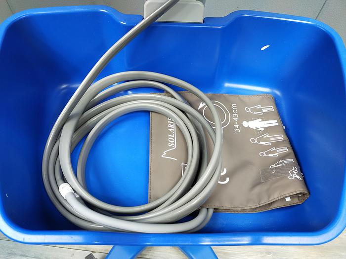 Gebraucht GE Carescape V100 Vitalparameter-Patientenmonitor auf Dinamap Rollstand