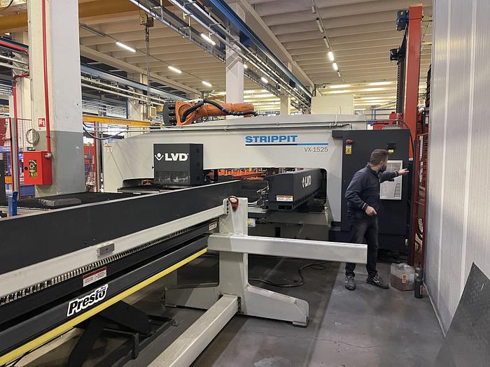 Installata Punzonatrice Cnc LVD STRIPPIT VX-1525 con Robot KUKA